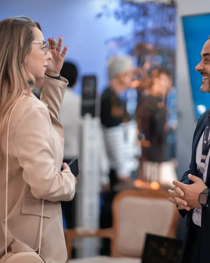 Participantes conversando em pé no espaço de convivência da 1ª edição