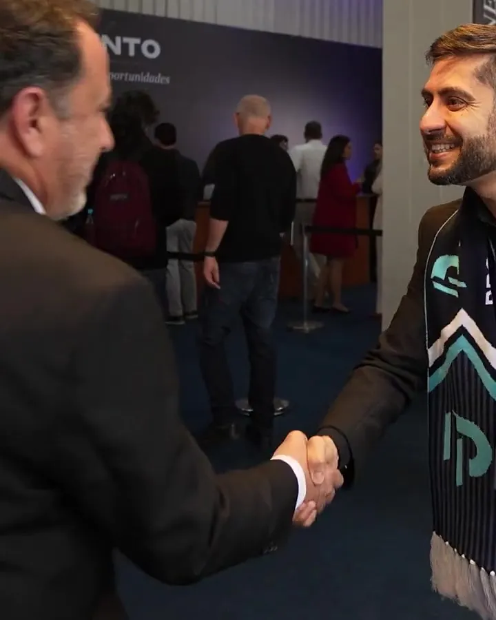 Participantes se cumprimentam no espaço de networking da 1ª edição
