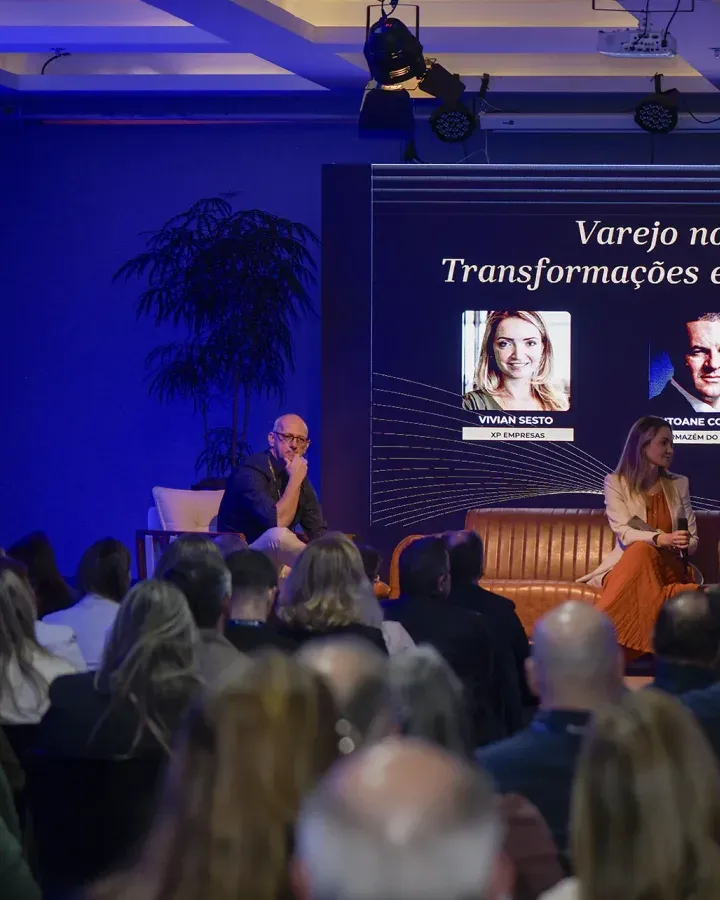 Painel sobre varejo no palco da 1ª edição, com a plateia em primeiro plano