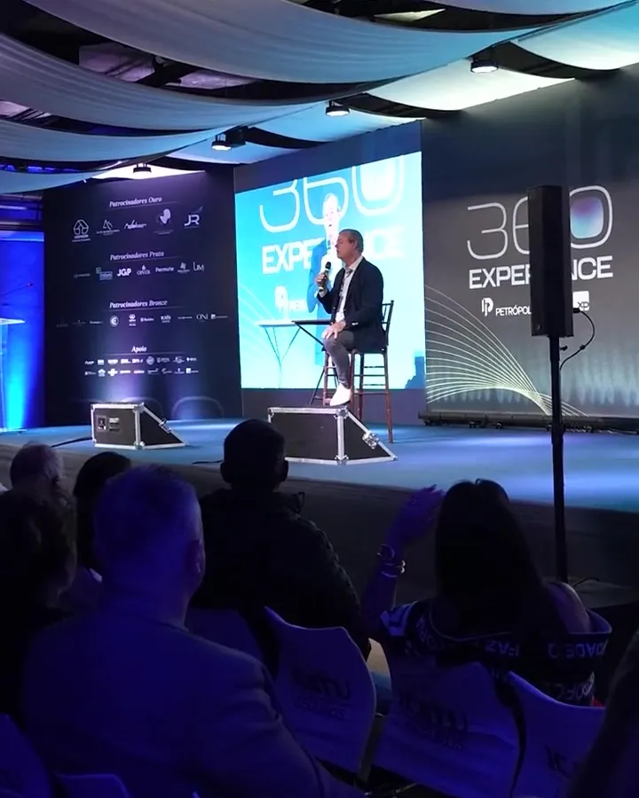 Palco da 1ª edição do 360 Experience, com a plateia em primeiro plano