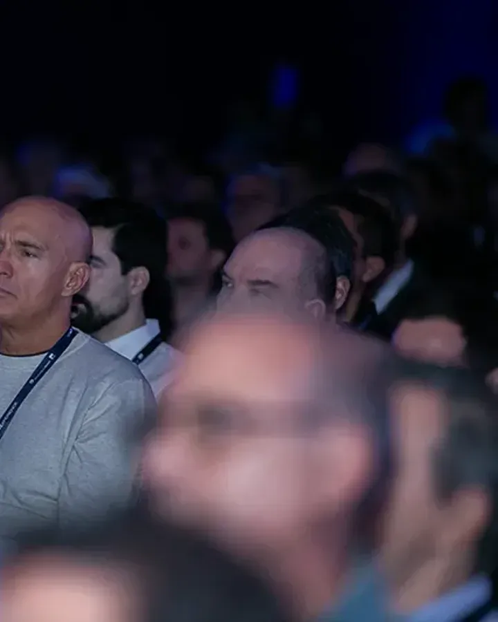 Plateia acompanhando de perto uma das apresentações da 1ª edição